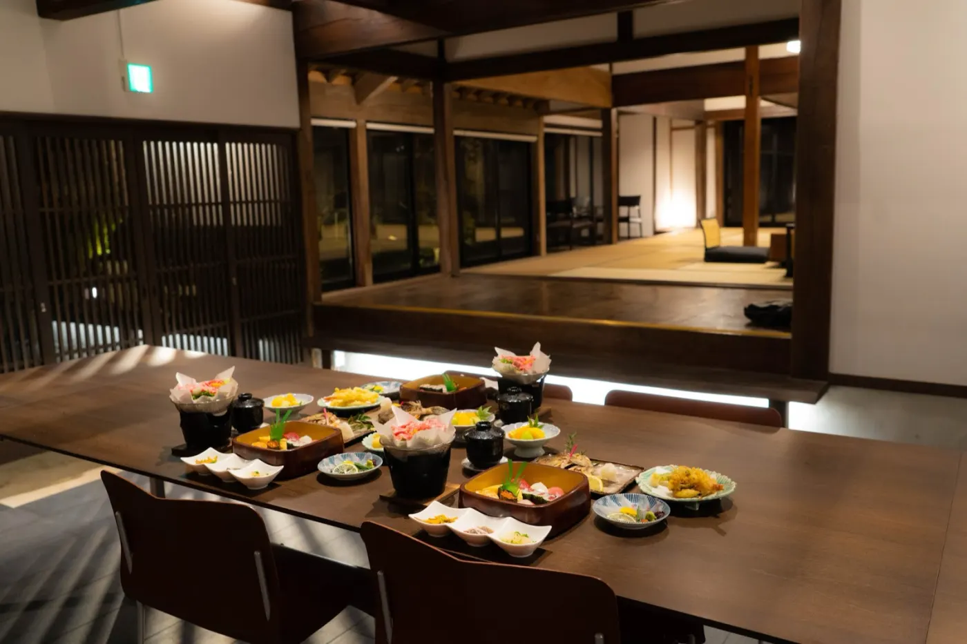 食卓に並ぶ料理