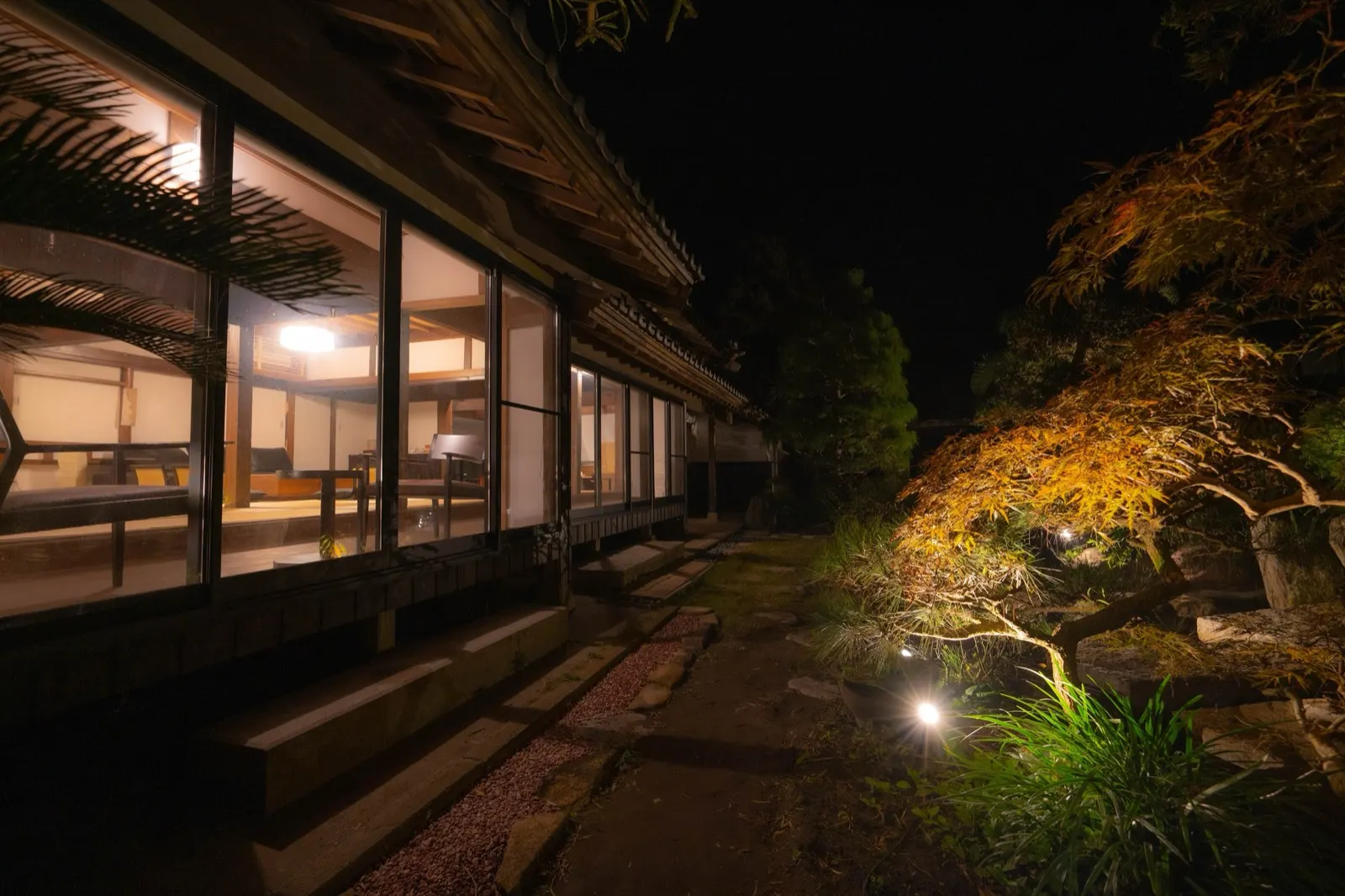 夜の縁側と紅葉