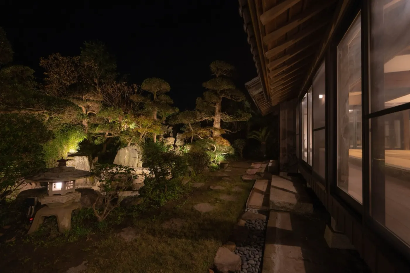 縁側から眺める夜の日本庭園と石灯籠